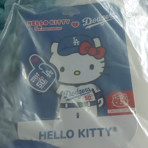 Hello Kitty x LA Dodgers 50th Anniversary limited edition - Picture 4 of 8